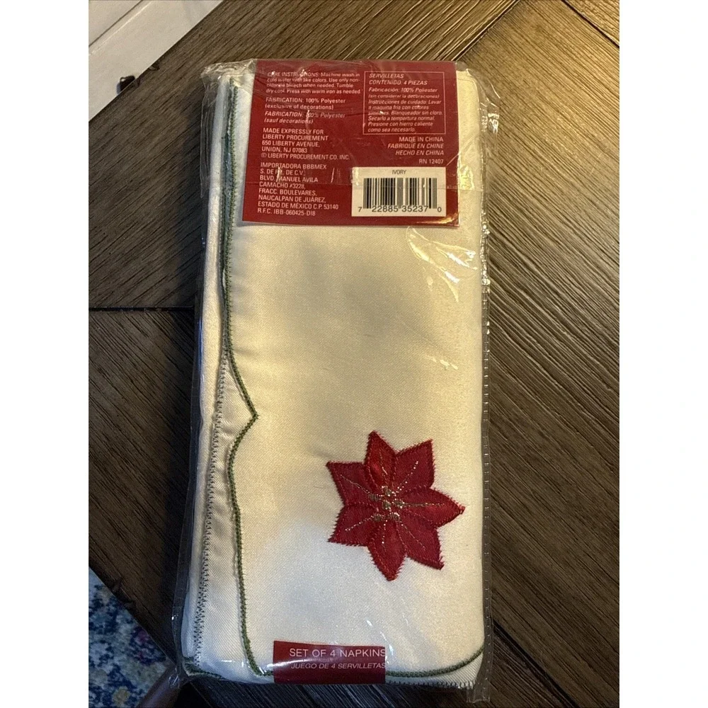 New In Package Winter Wonderland Christmas Spirit Poinsettia‎ Napkins Holidays